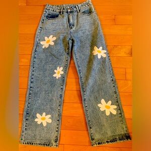 🏃🏻‍♀️‍➡️🏃🏻‍♂️‍➡️2 for $22 item Women’s Daisy Print Jeans. NWOT